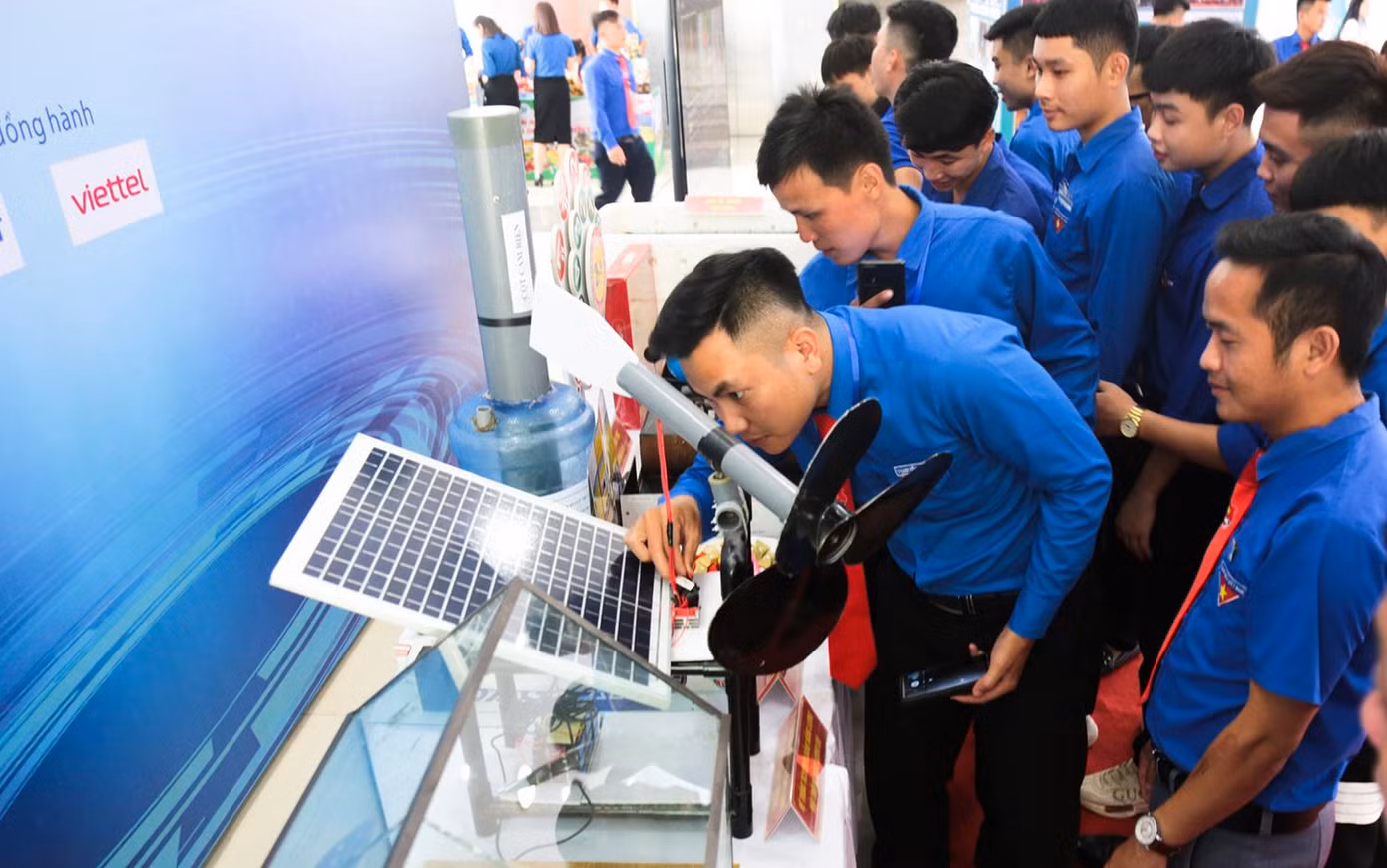 Thiết bị tích điện bằng năng lượng gió và năng lượng mặt trời do học sinh trường THCS Quyết Thắng, TP Sơn La sáng tạo.