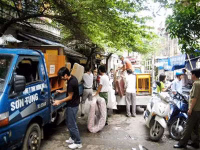Thu dọn chăn màn đến nơi ở mới Cùng giúp dân chuyển đồ Hạ biển để chuyển đến nhà mới Chất đồ đến nhà mới Cháu bé mệt quá ngủ thiếp trên tay bà trong khi đợi chuyển nhà Thu dọn chăn màn đến nơi ở mới Cùng giúp dân chuyển đồ Hạ biển để chuyển đến nhà mới Chất đồ đến nhà mới Cháu bé mệt quá ngủ thiếp trên tay bà trong khi đợi chuyển nhà
