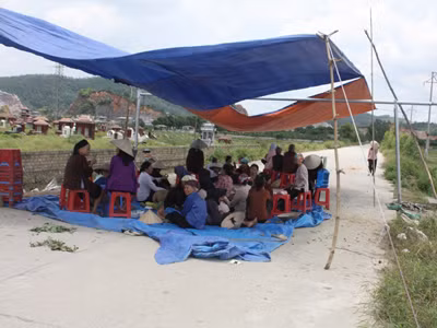Người dân dựng lều phong tỏa đường vào nhà máy hóa chất của Cty Trường Khánh 