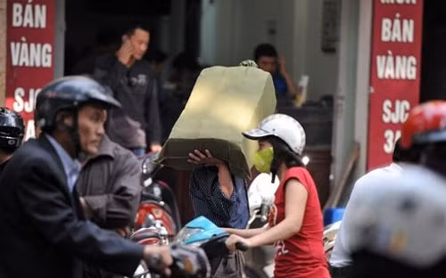 Cảnh vác bao tải tiền trong một ngày sốt vàng điển hình trước đây tại Hà Nội (ngày 9/11/2010)