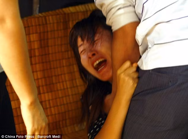 Mẹ của em khóc lóc thảm thiết, thương con như xé lòng
