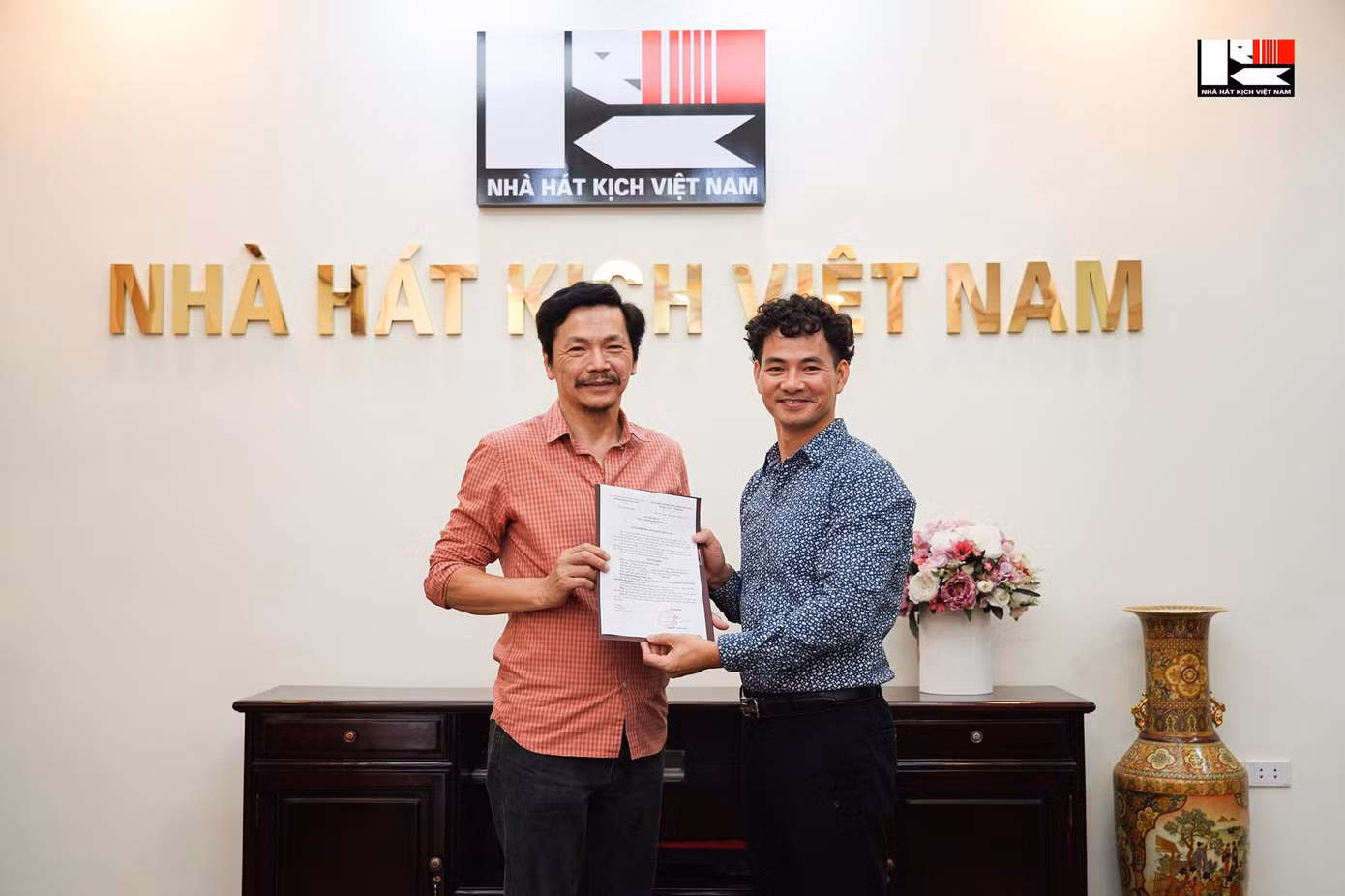 NSƯT Xuân Bắc, Giám đốc Nhà hát Kịch Việt Nam trao quyết định nghỉ chế độ cho đàn anh NSND Trung Anh NSƯT Xuân Bắc, Giám đốc Nhà hát Kịch Việt Nam trao quyết định nghỉ chế độ cho đàn anh NSND Trung Anh