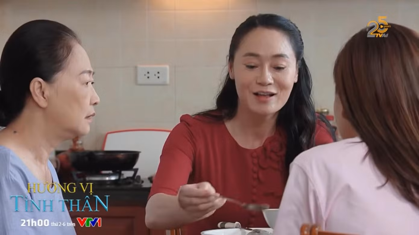 Xuân ân cần chăm mẹ chồng Xuân ân cần chăm mẹ chồng