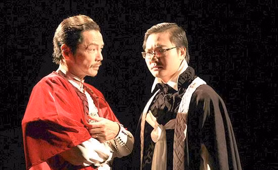 NSND Trung Anh và NSƯT Tạ Tuấn Minh trong vở "Hamlet" do NSND Anh Tú dàn dựng NSND Trung Anh và NSƯT Tạ Tuấn Minh trong vở "Hamlet" do NSND Anh Tú dàn dựng