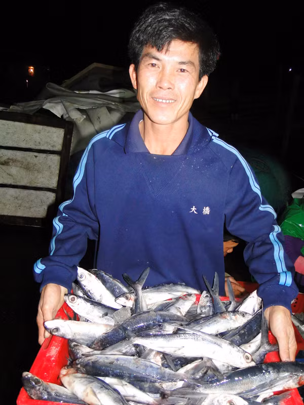 Thuyền trưởng Can cười tươi với rổ cá chuồn Hoàng Sa