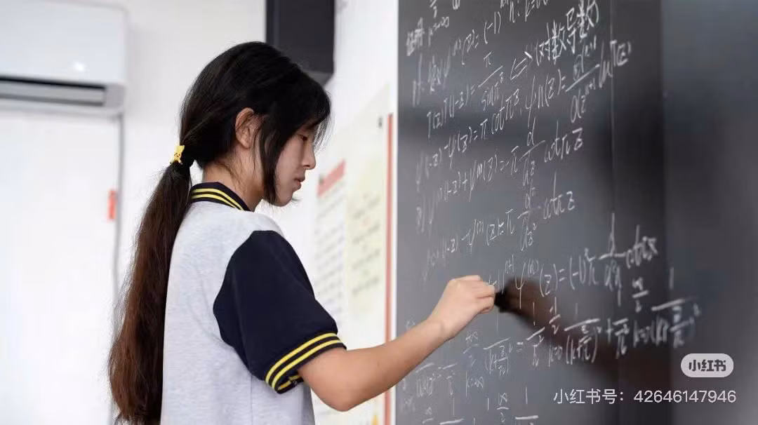 Netizen "quay xe" khi biết loạt thành tích của nữ sinh xứ Trung chỉ là "phông bạt". Nguồn: Xiaohongshu Netizen "quay xe" khi biết loạt thành tích của nữ sinh xứ Trung chỉ là "phông bạt". Nguồn: Xiaohongshu