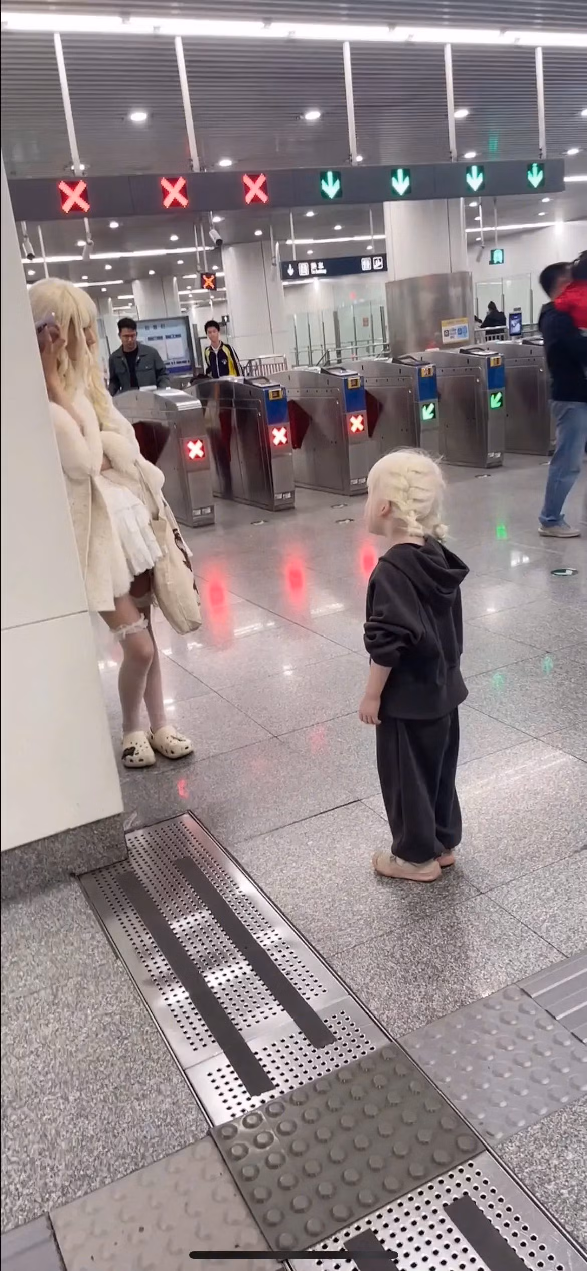 Cô bé bị thu hút bởi mái tóc giả sáng màu của các cosplayer và tiến tới bắt chuyện.