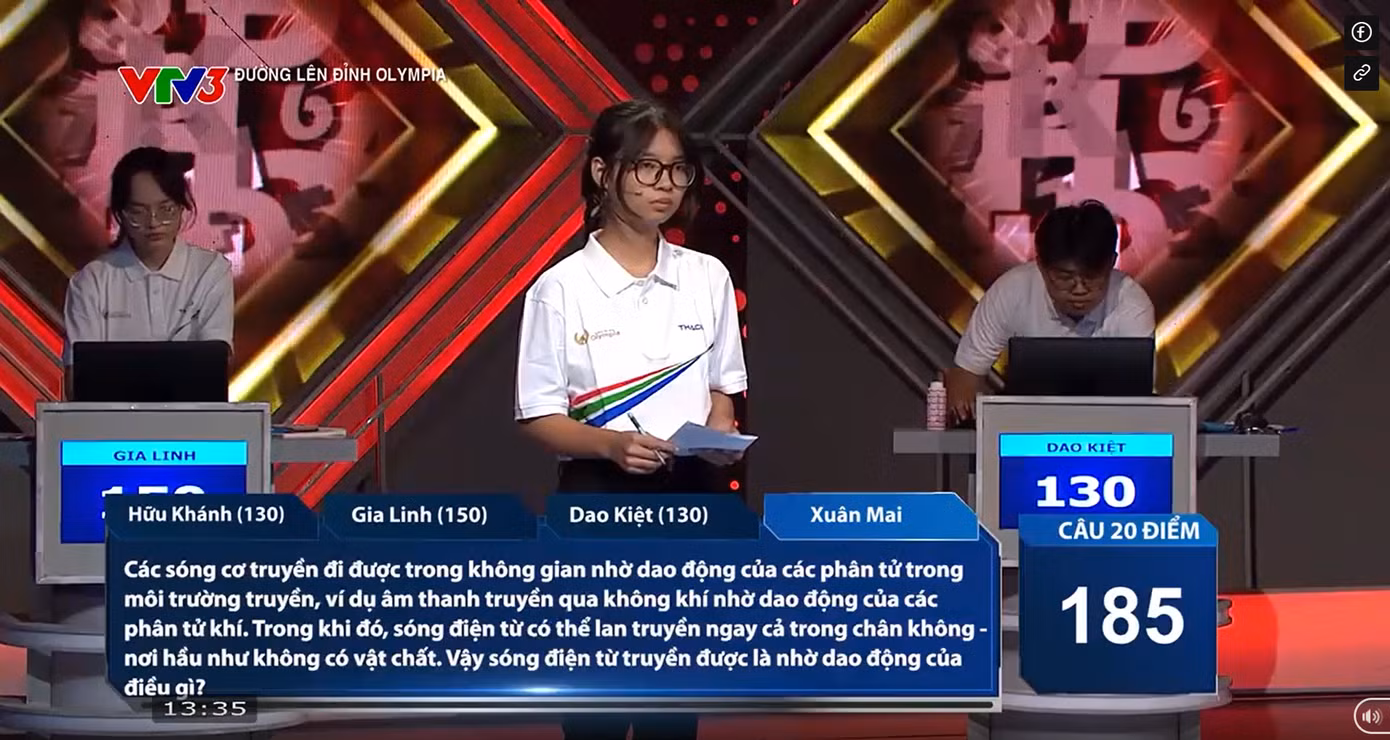 Xuân Mai là thí sinh đầu tiên bước vào phần thi Về đích.
