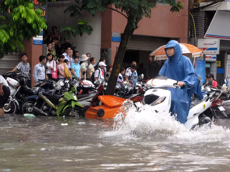 Dân văn phòng đứng trong cơ quan ngán ngẩm không dám ra về