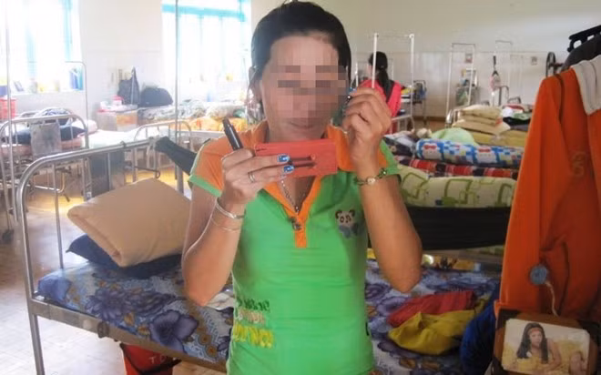 Đang điều trị bệnh AIDS giai đoạn cuối với thân xác tàn tạ nên ngày nào Dương cũng trang điểm để vớt vát lại chút nhan sắc, níu kéo tuổi thanh xuân 
