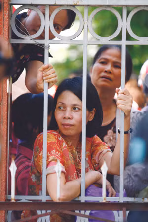 Phụ huynh hồi hộp ngóng chờ thí sinh thi ĐH-CĐ tại Hà Nội năm 2011
