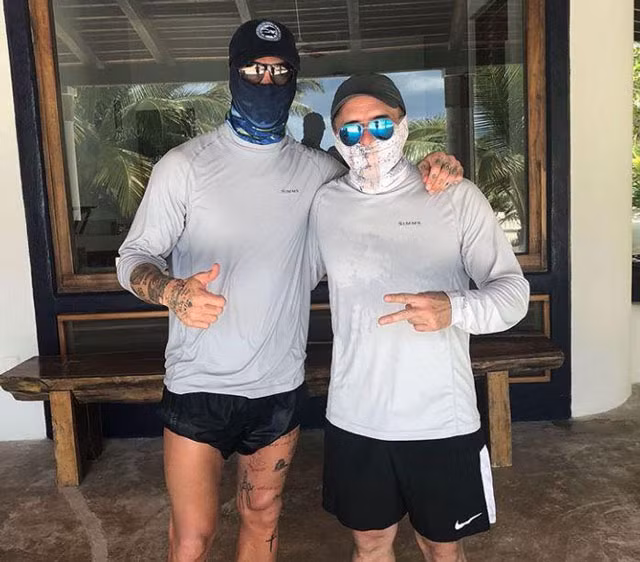 Thủ quân tuyển Tây Ban Nha bịt mặt như Ninja săn cá trên biển ảnh 6
