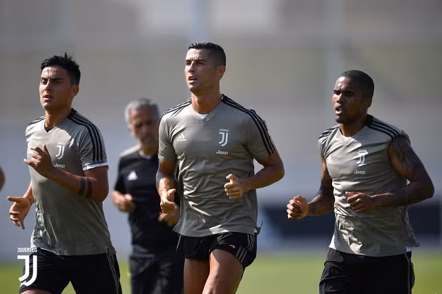 Mục kích Ronaldo trình diễn kỹ thuật siêu đẳng trên sân tập Juve ảnh 1