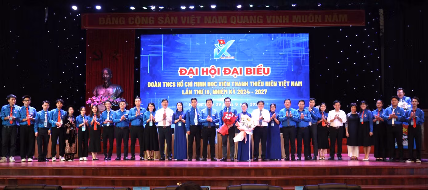 Các đại biểu tặng hoa chúc mừng Ban chấp hành Đoàn Thanh niên Học viện Thanh thiếu niên Việt Nam khoá IX, nhiệm kỳ 2024 - 2027 ra mắt Đại hội