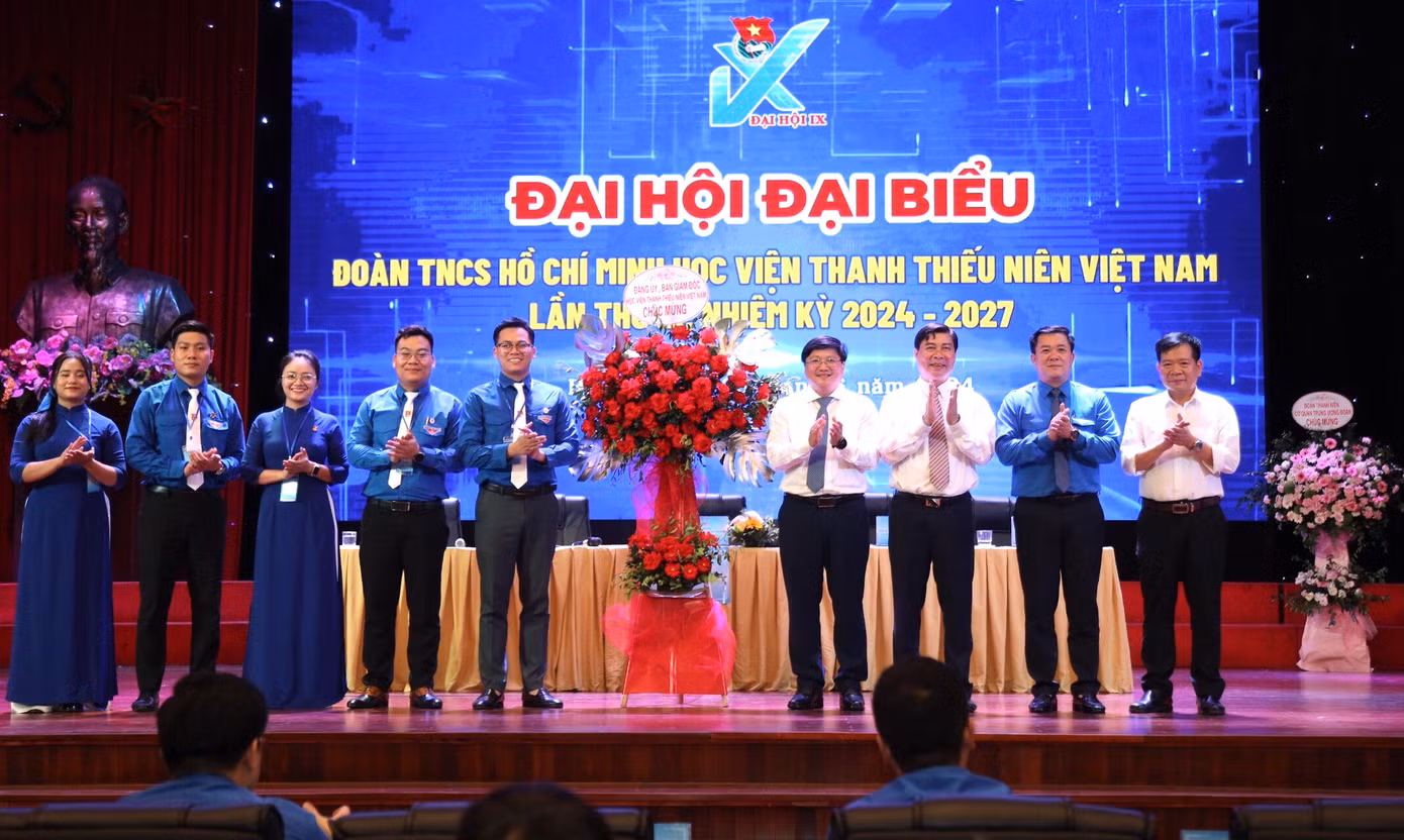Lãnh đạo Học viện Thanh thiếu niên Việt Nam tặng hoa chúc mừng Đại hội
