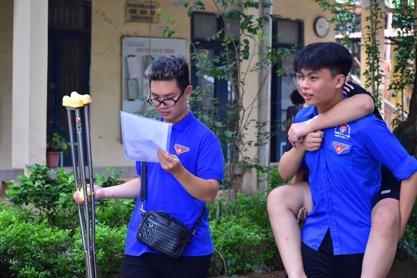 Thanh niên tình nguyện cõng thí sinh vào phòng thi Thanh niên tình nguyện cõng thí sinh vào phòng thi