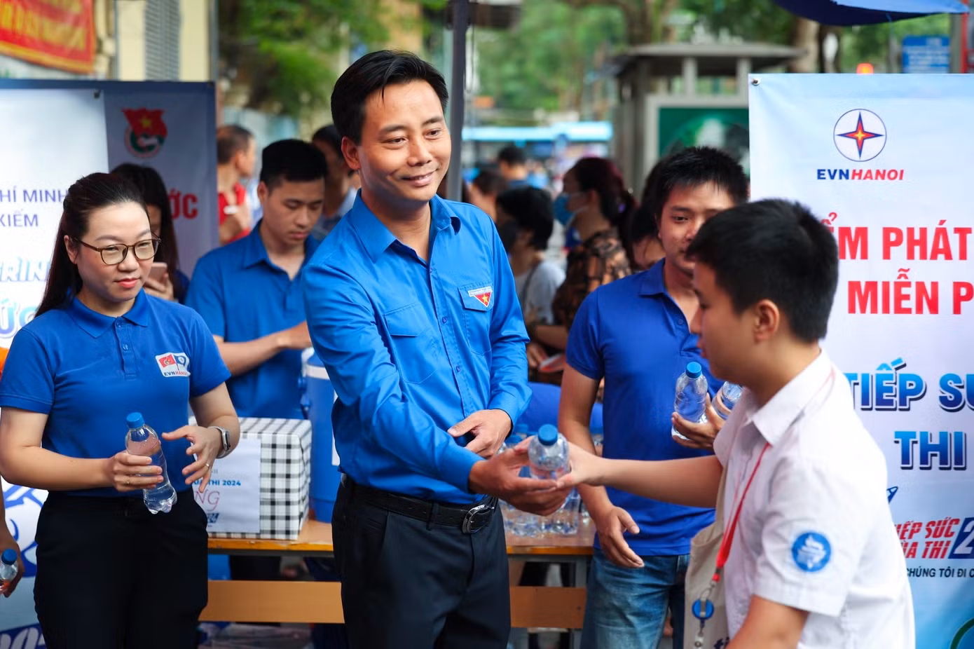 Anh Nguyễn Đức Tiến – Phó Bí thư thường trực Thành Đoàn, Chủ tịch Hội LHTN TP Hà Nội tiếp nước cho thí sinh tại điểm thi Trường THPT Việt Đức (Hoàn Kiếm) Anh Nguyễn Đức Tiến – Phó Bí thư thường trực Thành Đoàn, Chủ tịch Hội LHTN TP Hà Nội tiếp nước cho thí sinh tại điểm thi Trường THPT Việt Đức (Hoàn Kiếm)