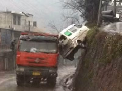 Một tài xế ở tỉnh Hồ Nam, Trung Quốc tên là Wu Lin đã thoát nạn thần kỳ khi chiếc xe của anh bị trượt khỏi khúc cua rơi xuống nhưng may mắn được “đỡ” bởi một chiếc xe tải đang đỗ ở phía dưới. Yu cho biết, anh đang trên đường đón đứa con gái 5 tuổi thì chiếc xe đi qua vũng bùn và bị trượt khỏi đường khiến anh mất lái. “Tất cả diễn ra như một thước phim hành động. Tôi có thể cảm thấy mình đang rơi xuống và tôi tự nhủ: Mình sắp chết”, Wu nói