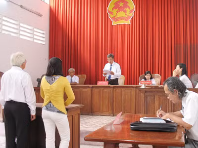 TAND TP Cần Thơ xử phúc thẩm vụ bà Nguyễn Thị Mỹ Phương kiện gia đình Trưởng phòng TN&MT huyện Thới Lai (Cần Thơ) Trần Ái Việt, tuyên hủy án sơ thẩm, buộc gia đình ông Việt trả lại đất cho bà Phương. Ảnh: Sáu Nghệ