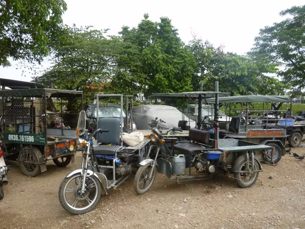 Đội CSGT số 2 cử hai tổ công tác cắm chốt ở ngã ba Kim Mã-Giang Văn Minh và Kim Mã-Nguyễn Chí Thanh (quận Ba Đình). Chỉ trong buổi sáng, hai tổ công tác đã xử phạt gần chục trường hợp không phải là thương binh, điều khiển xe tự chế chở hàng cồng kềnh, dừng đỗ tràn lan dưới lòng đường