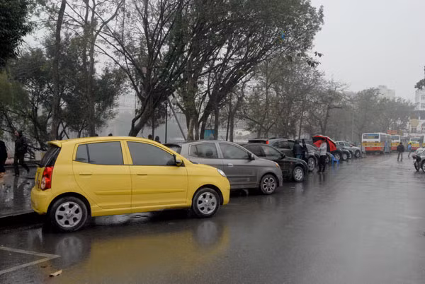 Ô tô đỗ kín lòng đường khu vực Hồ Hoàn Kiếm.