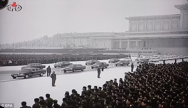 Đoàn xe hộ tống xe chở linh cữu ông Kim Jong Il. Ảnh: EPA