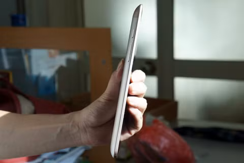 Rìa trái là nút nguồn và tăng giảm âm lượng