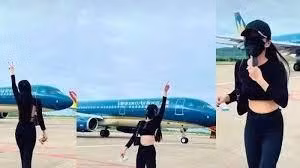 Nữ TikToker hồn nhiên tiến tới chiếc máy bay đang lăn vào vị trí đỗ bên cạnh để quay video đăng lên TikTok.