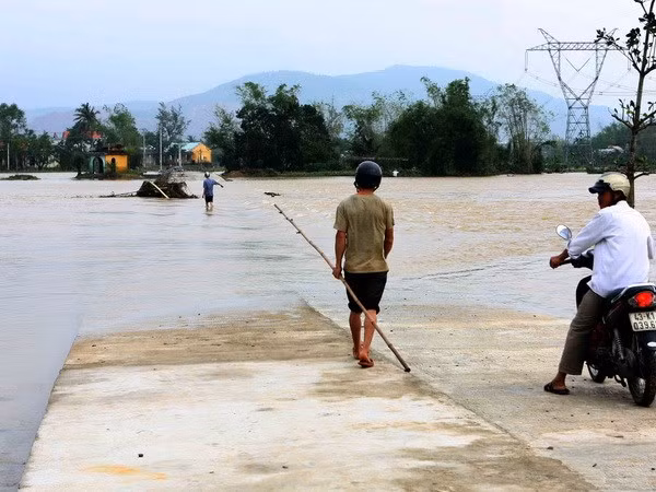 Tuyến đường bê tông bị lũ chia cắt ở Hòa Vang, Đà Nẵng. (Ảnh: Trần Lê Lâm/TTXVN). Tuyến đường bê tông bị lũ chia cắt ở Hòa Vang, Đà Nẵng. (Ảnh: Trần Lê Lâm/TTXVN)
