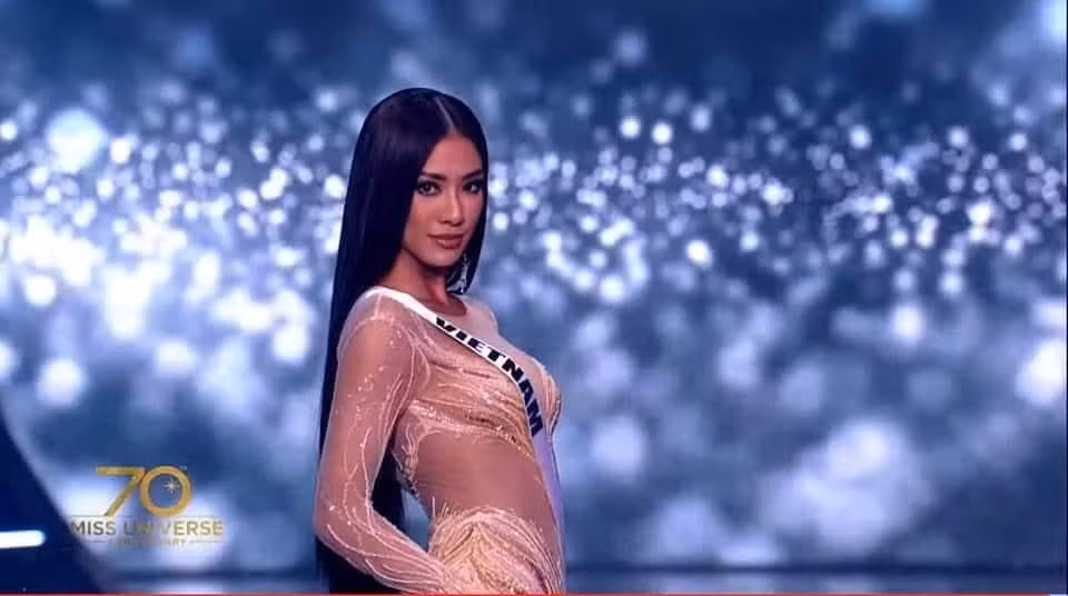 Kim Duyên trình diễn áo tắm và váy dạ hội.