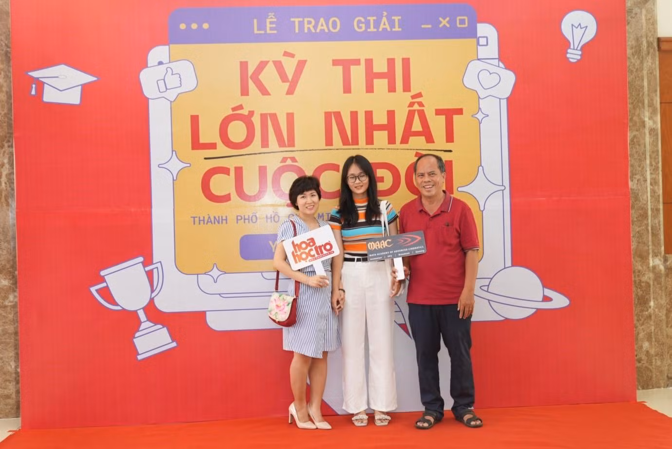 Teen tranh thủ check-in cùng ba mẹ. Teen tranh thủ check-in cùng ba mẹ.