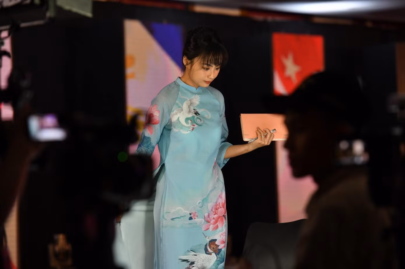 Nhan sắc xinh như búp bê...