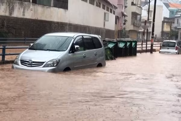 Ô tô không thể di chuyển trên các tuyến đường tại Đà Lạt.