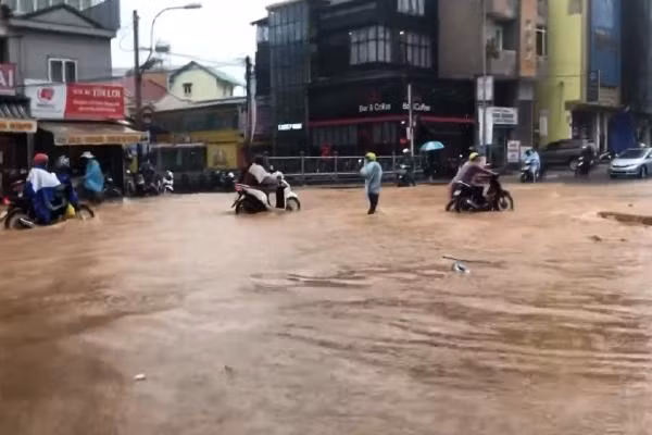 Đường phố Đà Lạt nhiều khu vực chìm trong biển nước.