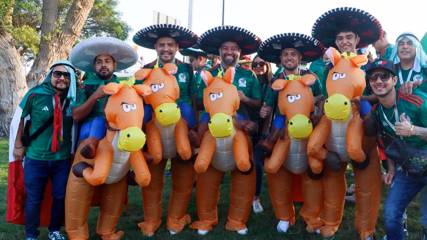 Fan Mexico bắt chước cảnh sát cưỡi ngựa, nhưng ngựa này nó lạ lắm! Ảnh: Reddit.