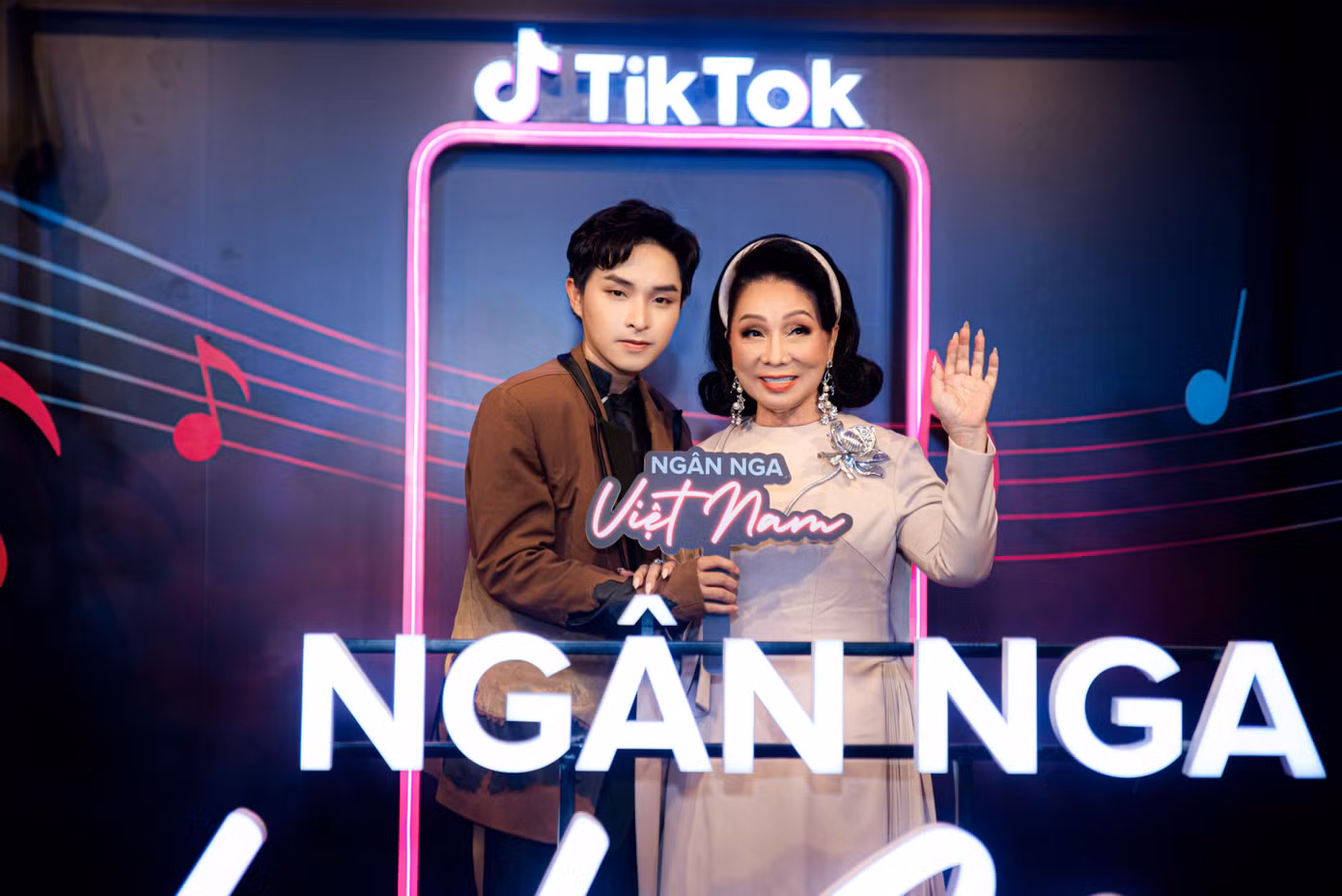 Trương Trần Anh Duy rất vinh dự khi được gặp gỡ với các nghệ sĩ tiêu biểu của nền nghệ thuật Việt Nam.