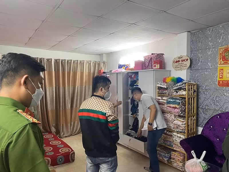 Công an đồng loạt ập vào nhiều địa điểm bắt các nghi phạm trong đường dây. Ảnh: CA