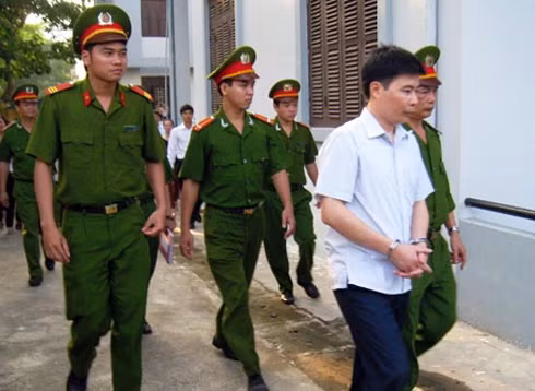 Bị cáo Duân dẫn giải về trại giam