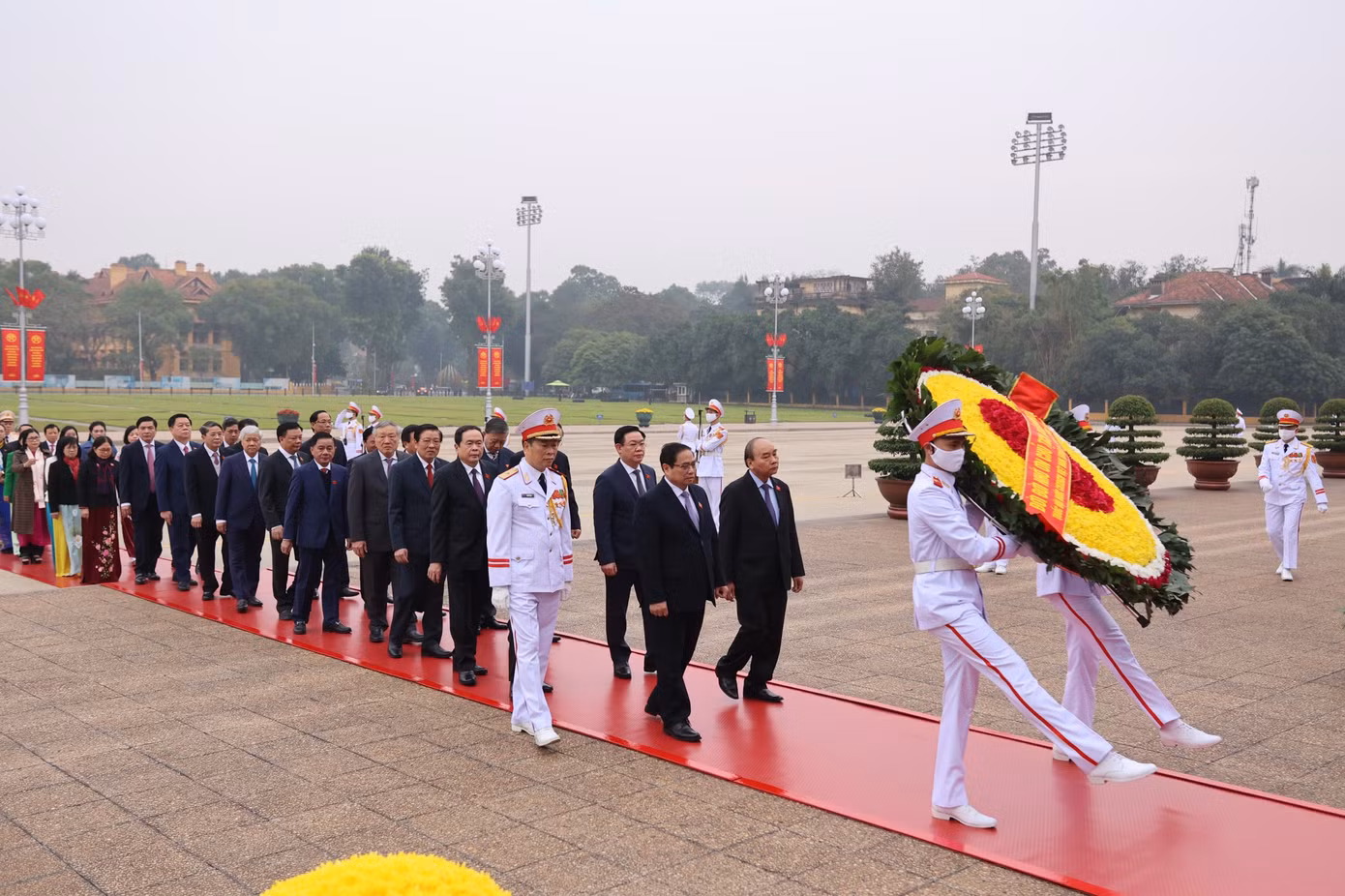 Hình ảnh Chủ tịch nước Nguyễn Xuân Phúc, Thủ tướng Chính phủ Phạm Minh Chính, Chủ tịch Quốc hội Vương Đình Huệ dẫn đầu đoàn đại biểu vào Lăng viếng Chủ tịch Hồ Chí Minh.