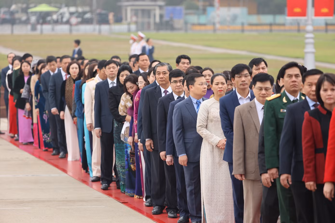 Đoàn đại biểu Quốc hội vào Lăng viếng Chủ tịch Hồ Chí Minh.