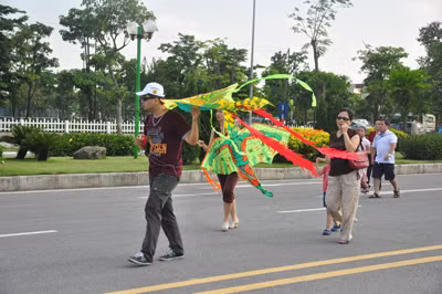 Nhiều người cũng góp vui thêm với những chiếc diều đầy màu sắc. Nhiều người cũng góp vui thêm với những chiếc diều đầy màu sắc