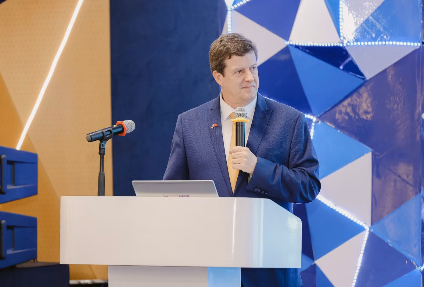 Giáo sư, Tiến sĩ Rick Bennett – Phó hiệu trưởng trường BUV phát biểu tại sự kiện công bố chương trình đào tạo mới và quỹ học bổng 2024 (Ảnh: BUV).