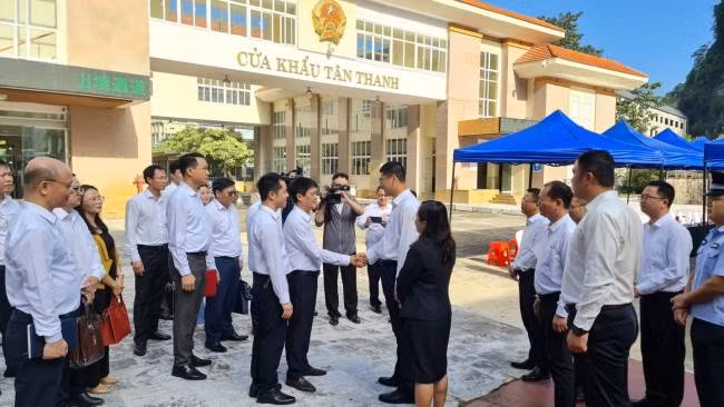 Đoàn cán bộ của Ban quản lý Khu kinh tế cửa khẩu Đồng Đăng- Lạng Sơn gặp, hội đàm với cơ quan hữu trách của Quảng Tây, Trung Quốc. Ảnh: PV
