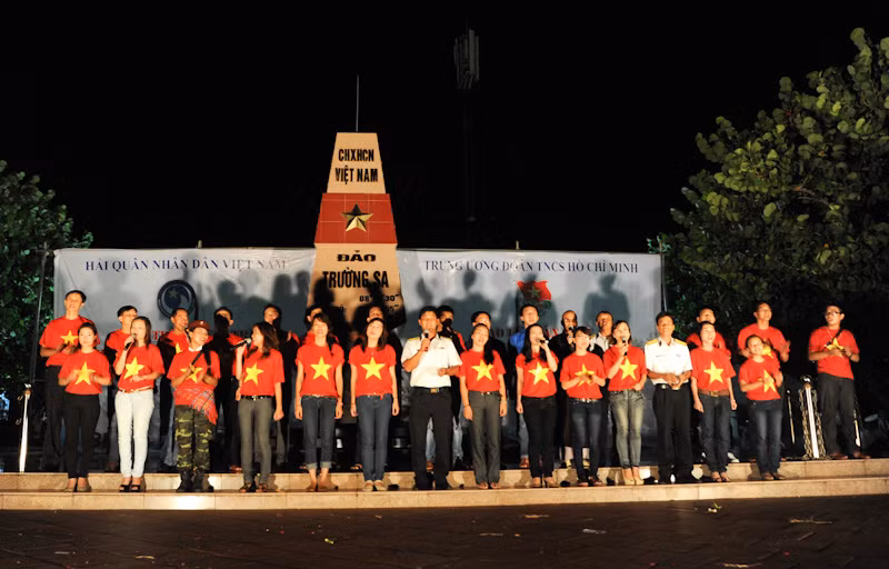 Đêm văn nghệ giao lưu nồng ấm nghĩa tình quân dân ngay dưới cột mốc chủ quyền đảo Trường Sa . Ảnh: Công Khanh Đêm văn nghệ giao lưu nồng ấm nghĩa tình quân dân ngay dưới cột mốc chủ quyền đảo Trường Sa