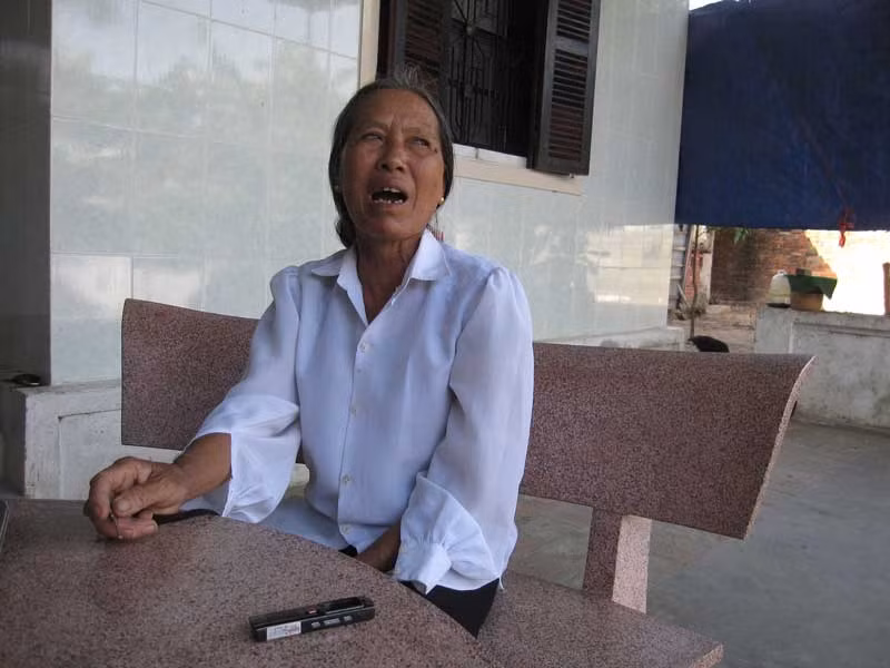 Bà Trần Thị Lệ bất khóc kể lại việc bị cán bộ xã lừa mượn sổ đỏ để đứng tên mua đất cho người khác 