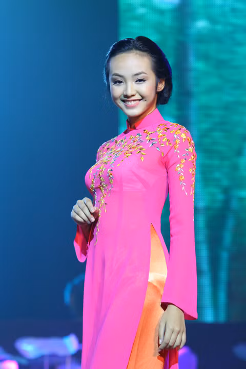 Mẫu nhí Bảo Trân xinh như thiên thần trong tà áo dài