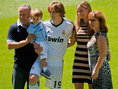 Luka Modric và gia đình trong lễ ra mắt tại Real Madrid. Ảnh: Getty Images