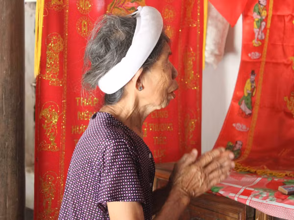 Người thân của thủy thủ Hồ Xuân Hương (Quỳnh Lưu, Nghệ An) cầu khấn cho anh được bình an trong thời gian bị cướp biển bắt giữ