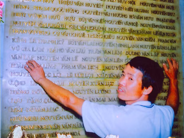 Anh Hoàng Văn Đạt tại Bảng vàng liệt sĩ Nghĩa trang đồi A1, nơi có ghi tên ông Nguyễn Văn Lập