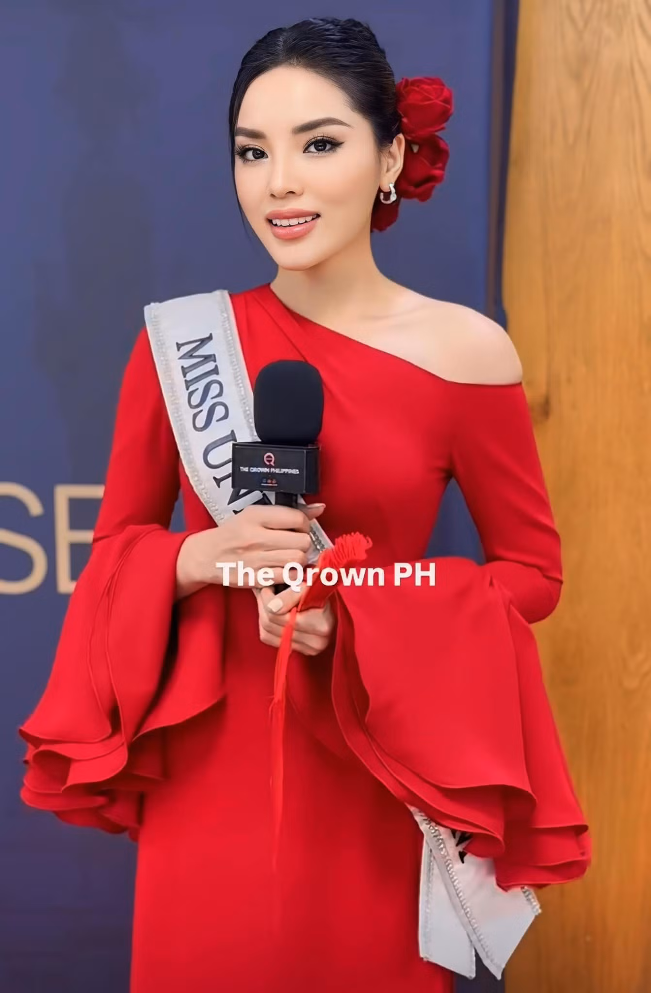 Ngay từ ngày đầu, dàn thí sinh đã xuất hiện trong những bộ trang phục chỉn chu. Đại diện Việt Nam và Hong Kong (Trung Quốc) cùng chọn trang phục đỏ khi ra mắt khán giả. Ngay từ ngày đầu, dàn thí sinh đã xuất hiện trong những bộ trang phục chỉn chu. Đại diện Việt Nam và Hong Kong (Trung Quốc) cùng chọn trang phục đỏ khi ra mắt khán giả.